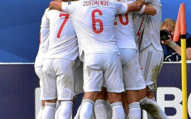 Zubimendi abraza a sus compañeros tras el segundo gol. Foto: Efe