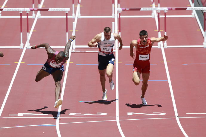 Asier Martínez (derecha), cruzando la línea de meta en la final de los Juegos de Tokio.