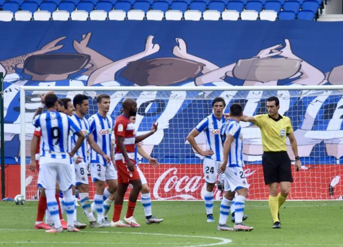 Martínez Munuera, protestado por los jugadores de la Real en el partido ante el Granada (2-3) de julio de 2020.