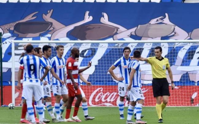 Martínez Munuera, protestado por los jugadores de la Real en el partido ante el Granada (2-3) de julio de 2020. Martínez Munuera, protestado por los jugadores de la Real en el partido ante el Granada (2-3) de julio de 2020.