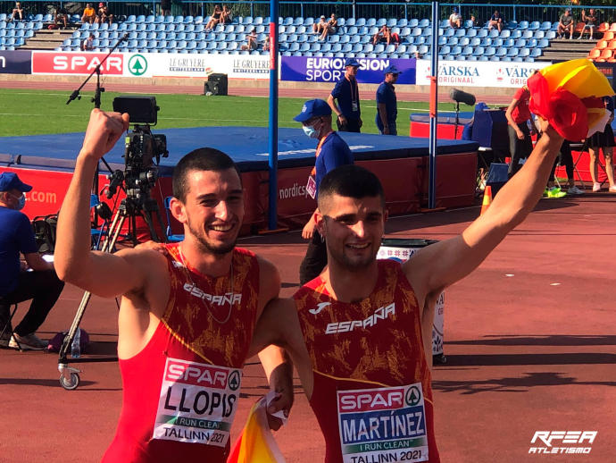 Asier Martínez (derecha), junto a Enrique Llopis al terminar la carrera.