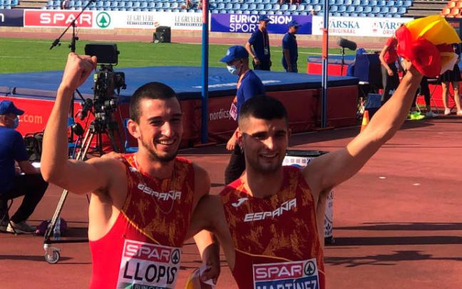 Asier Martínez (derecha), junto a Enrique Llopis al terminar la carrera.