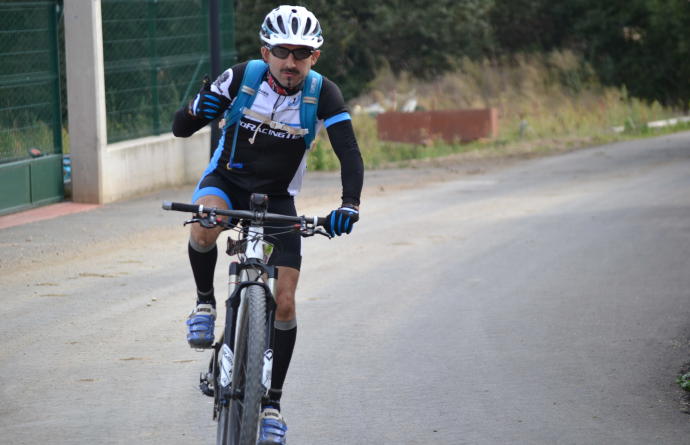 Un ciclista recorre una ruta por la Llanada.