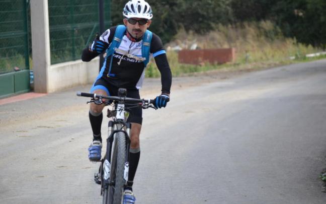 Un ciclista recorre una ruta por la Llanada.
