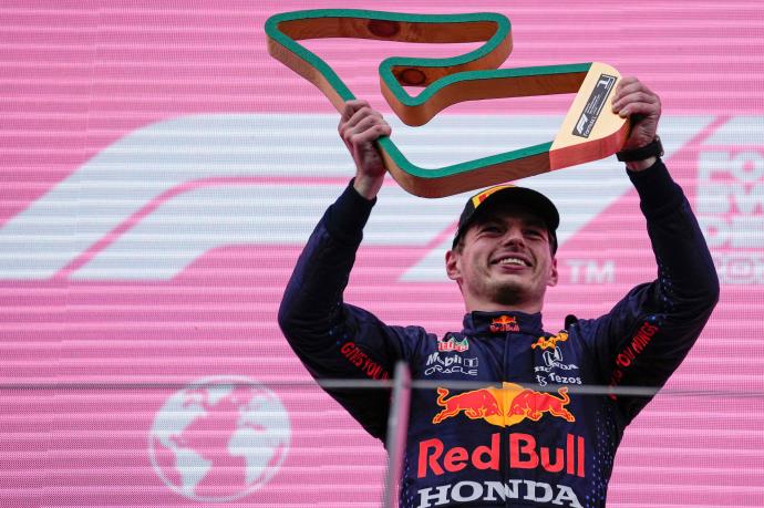 El neerlandés Max Verstappen celebra la victoria en el Gran Premio de Estiria