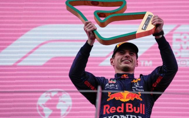 El neerlandés Max Verstappen celebra la victoria en el Gran Premio de Estiria El neerlandés Max Verstappen celebra la victoria en el Gran Premio de Estiria
