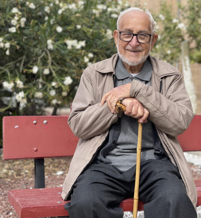 El misionero salesiano Alfredo Marzo Remírez posando en la plaza de la Cruz de Lodosa, su localidad natal.