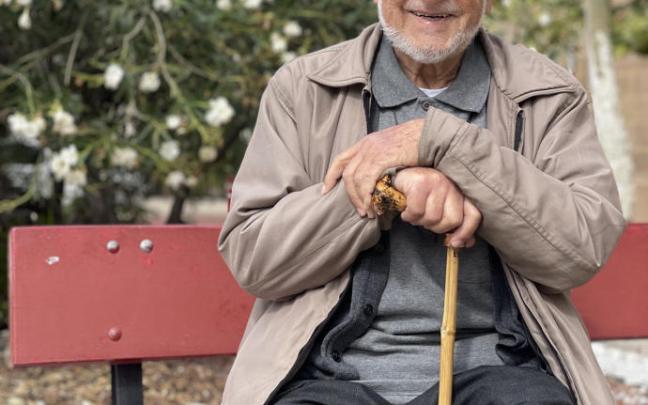 El misionero salesiano Alfredo Marzo Remírez posando en la plaza de la Cruz de Lodosa, su localidad natal. El misionero salesiano Alfredo Marzo Remírez posando en la plaza de la Cruz de Lodosa, su localidad natal.