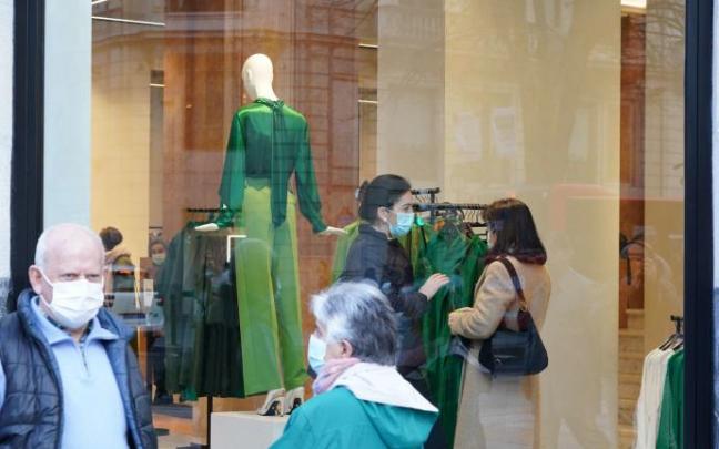 Personas por la calle con mascarilla