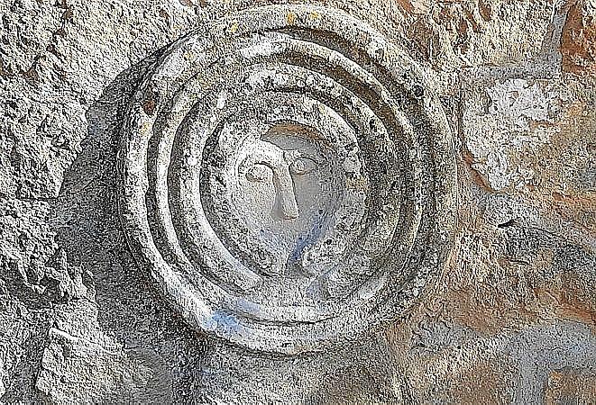 Detalle de uno de los elementos de decoración que aparecieron en el recinto. Foto: DNA