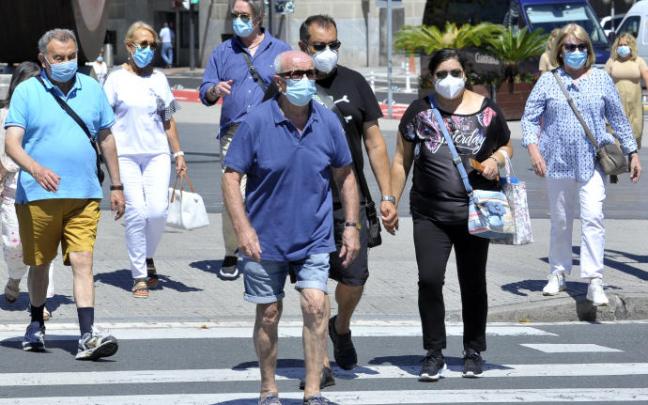 Personas paseando por la calle.