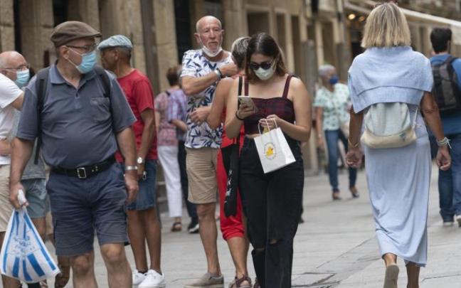 Varias personas andando por la calle.