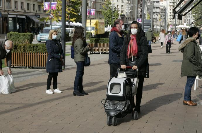 Personas andando por la calle con mascarilla para evitar contagios de coronavirus.