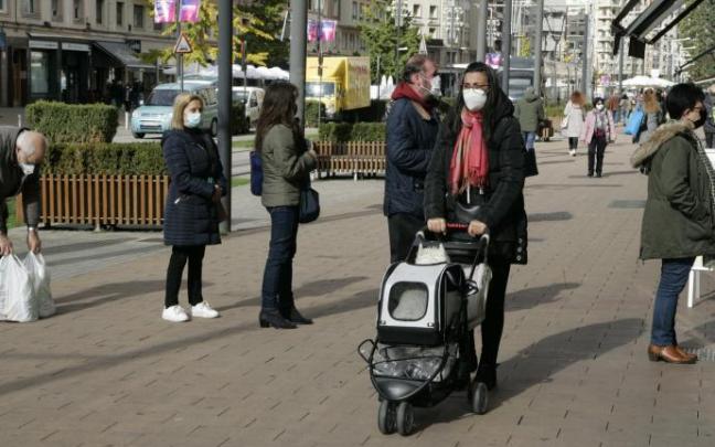 Personas andando por la calle con mascarilla para evitar contagios de coronavirus.