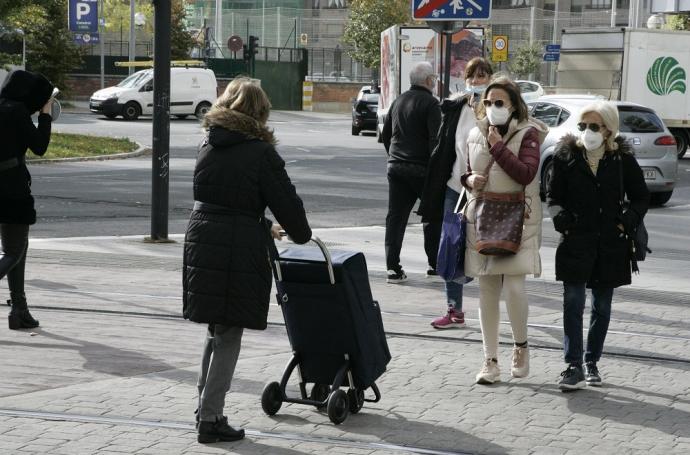 Personas andando por la calle con mascarilla para evitar contagios de coronavirus.