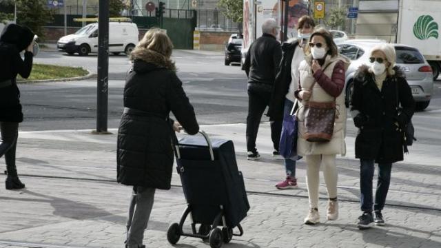 Personas andando por la calle con mascarilla para evitar contagios de coronavirus.