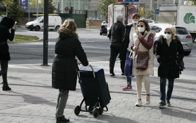 Personas andando por la calle con mascarilla para evitar contagios de coronavirus.