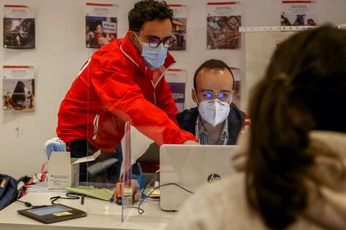 Trabajadores con mascarilla.