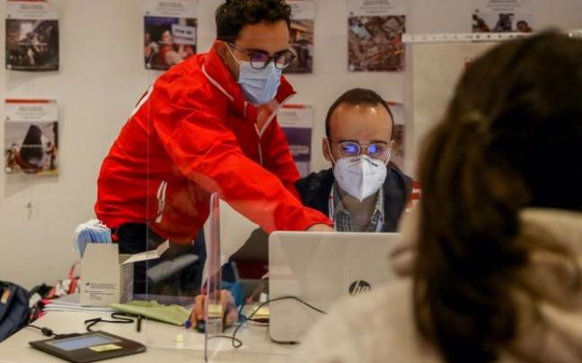 Trabajadores con mascarilla.