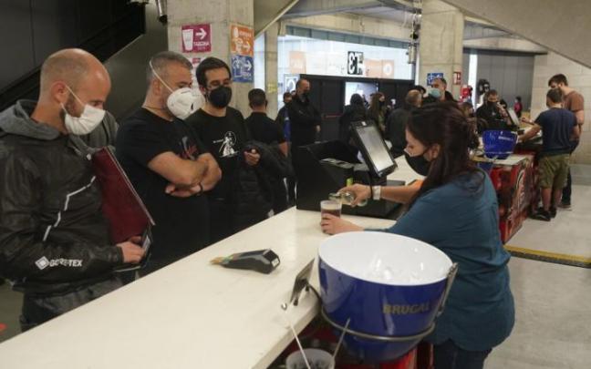 Gente con mascarilla en el interior de un edificio.