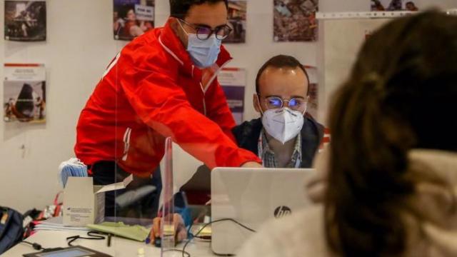 Trabajadores con mascarilla.