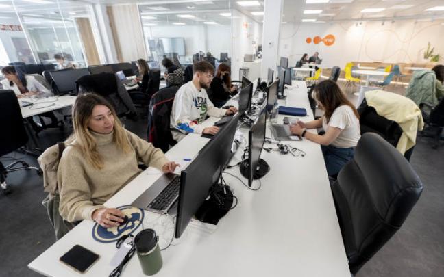 Trabajadores de una empresa, sin mascarilla.