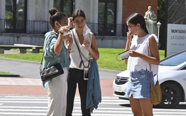 Ocho personas permanecen ingresadas en las UCI vascas por covid.