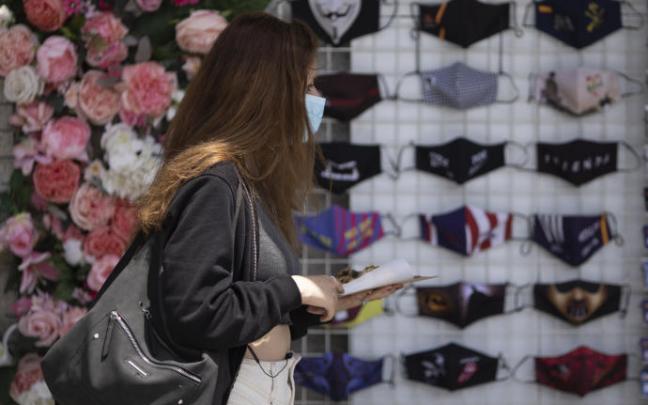 Una mujer con mascarilla, en la Puerta del Sol.