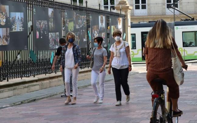 Personas andando por la calle con mascarilla.