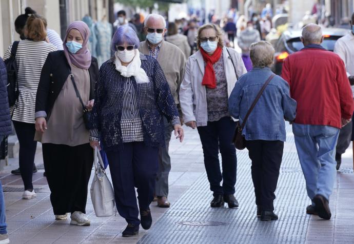 Personas con mascarilla por las calles de Vitoria