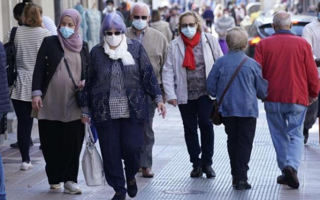 Personas con mascarilla por las calles de Vitoria