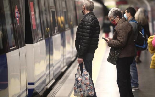 Las mascarillas seguirán siendo obligatorias en el transporte público.