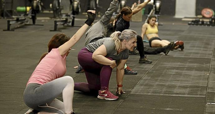 Varias personas, sin mascarilla, realizan ejercicio en un gimnasio tras el fin de la obligatoriedad de su uso en interiores. Foto: E. P.