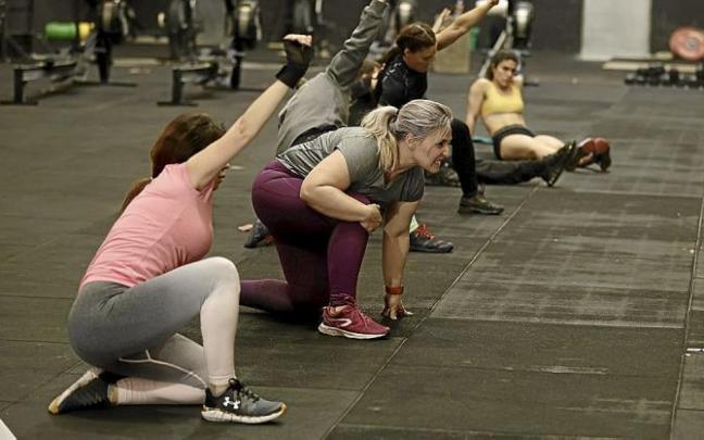 Varias personas, sin mascarilla, realizan ejercicio en un gimnasio tras el fin de la obligatoriedad de su uso en interiores. Foto: E. P.
