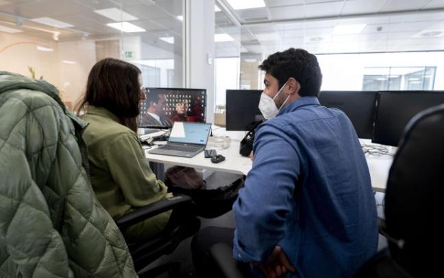 Dos trabajadores en una empresa.