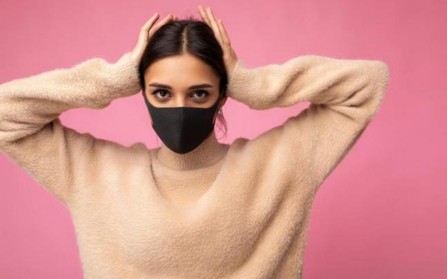Una mujer, con una mascarilla de neopreno, Una mujer, con una mascarilla de neopreno,