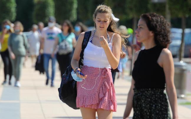 Un grupo de jóvenes pasean en el primer día sin ser obligatoria la mascarilla en exteriores