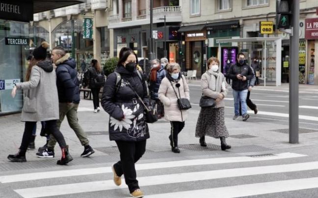 Un grupo de personas paseando con mascarilla. Un grupo de personas paseando con mascarilla.