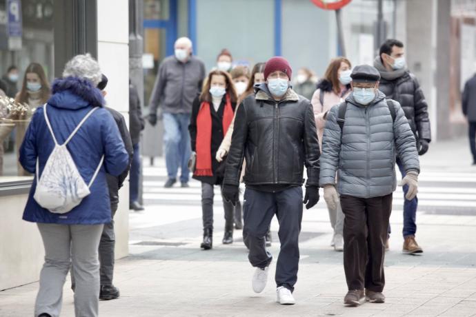 Varias personas pasean por el centro de Vitoria.