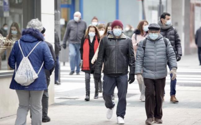 Varias personas pasean por el centro de Vitoria. Varias personas pasean por el centro de Vitoria.
