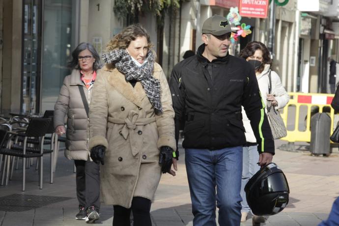 Tránsito de personas por el centro de Vitoria.