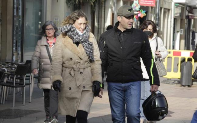 Tránsito de personas por el centro de Vitoria.