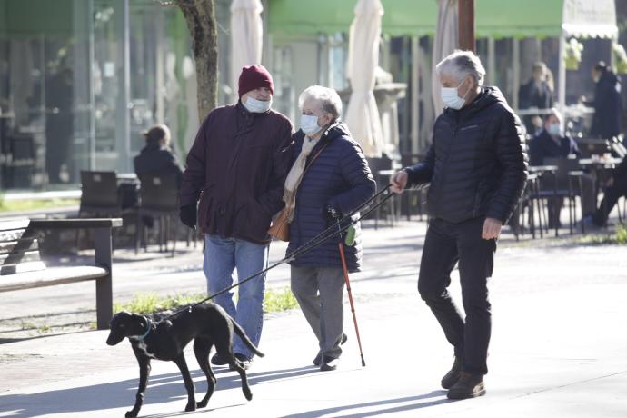 Varias personas pasean por el centro de Vitoria.