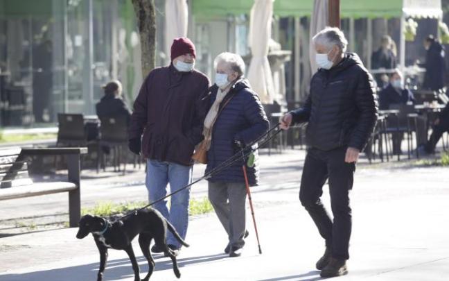 Varias personas pasean por el centro de Vitoria.