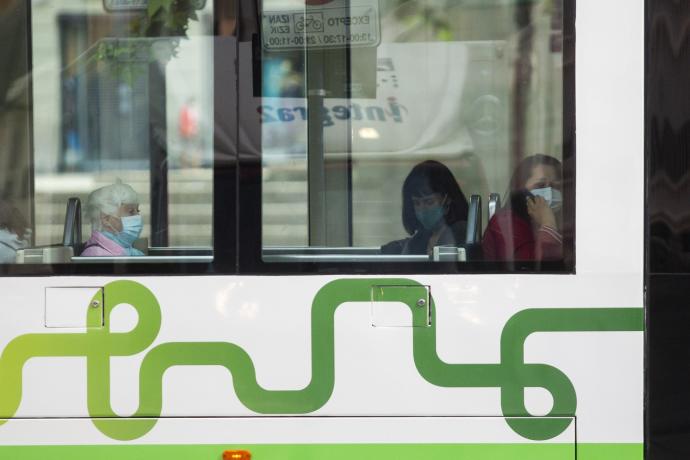 Varias personas viajan en el tranvía de Vitoria protegidas con mascarillas.