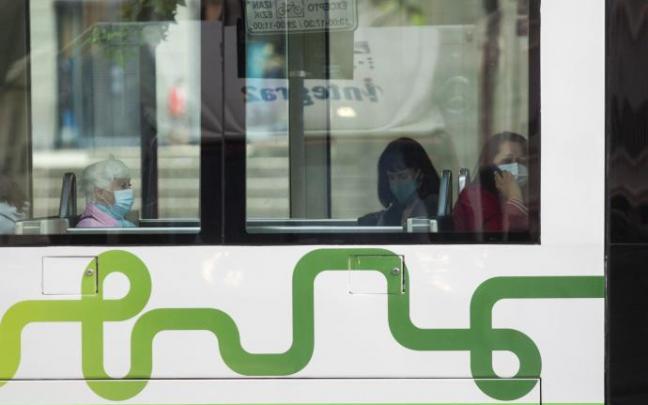 Varias personas viajan en el tranvía de Vitoria protegidas con mascarillas.