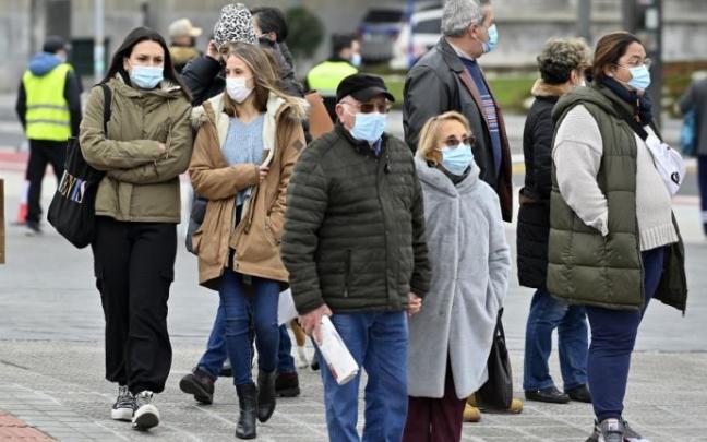 Los vascos todavía se resisten a dejar la mascarilla cuando van por la calle.