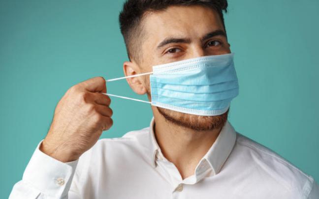 Un varón retira su mascarilla Un varón retira su mascarilla