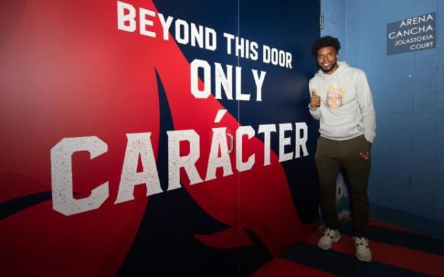 Massenat posa ayer dentro del Buesa Arena.