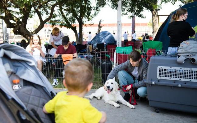 Dicho trato "violento y degradante" contrasta con la "cálida bienvenida" que Polonia está dando a los ucranianos.